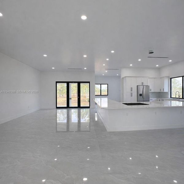 Spacious, unfurnished interior of a new home in , Naples (Image 12).