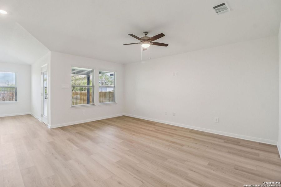 Spacious, unfurnished interior of a new home in Catalina, Converse (Image 37).