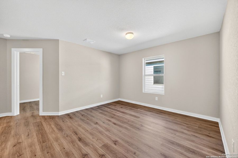 Spacious, unfurnished interior of a new home in Winding Brook, San Antonio (Image 34).