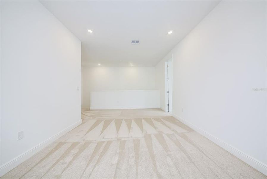 Spacious, unfurnished interior of a new home in Bungalow Walk at Lakewood Ranch, Sarasota (Image 31).