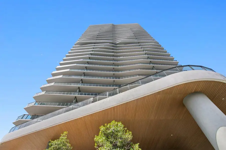 Condo located in Tampa, FL showcasing its design and architecture (Image 45).