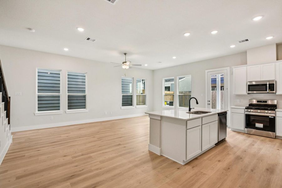 Furnished interior view inside a new home in Alicante, Houston (Image 5).