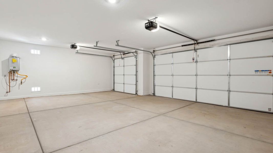 Spacious, unfurnished interior of a new home in Quail Ranch, San Tan Valley (Image 25).