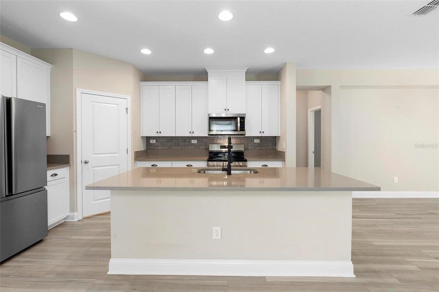 Perfect for both the chef in all of us and the minimalist alike, this kitchen is not only functional but also a stunning showcase, with its clean lines and elegant design that makes it a true focal point of the home.