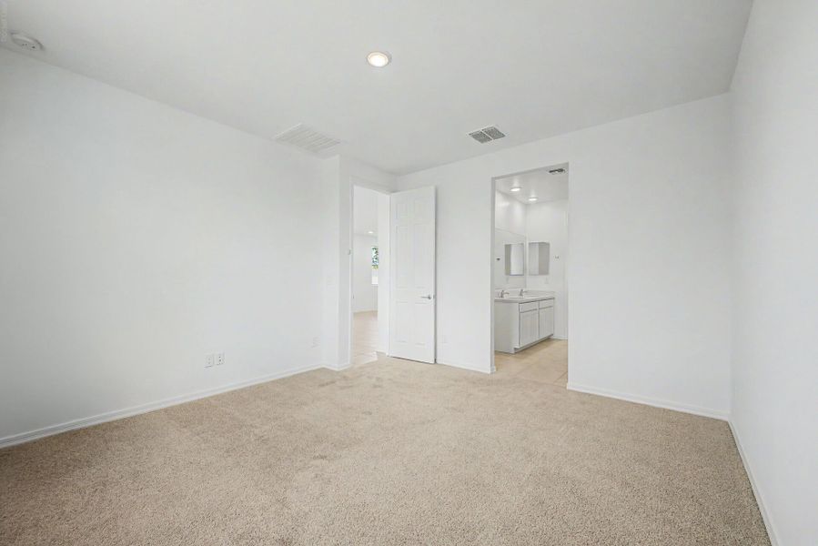 Spacious, unfurnished interior of a new home in Baker Farms, Phoenix (Image 11).