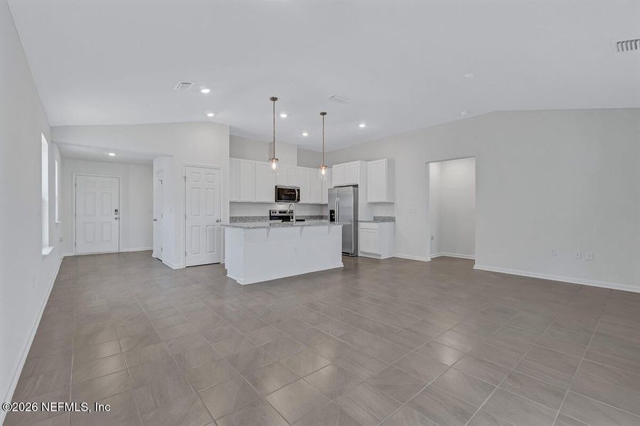 Spacious, unfurnished interior of a new home in Panther Creek, Jacksonville (Image 13).
