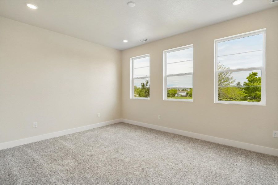 Spacious, unfurnished interior of a new home in Pony Park, Colorado Springs (Image 21).