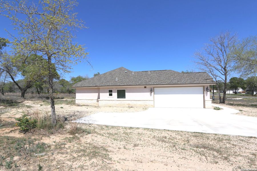 Exterior details and patio area of a home in , Floresville (Image 16).