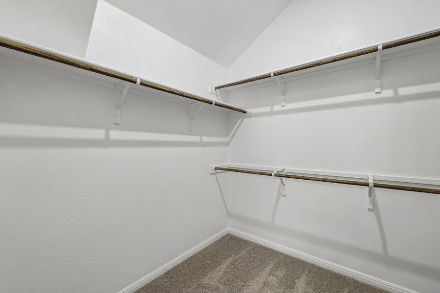 Spacious, unfurnished interior of a new home in Porter Country, Buda (Image 16).