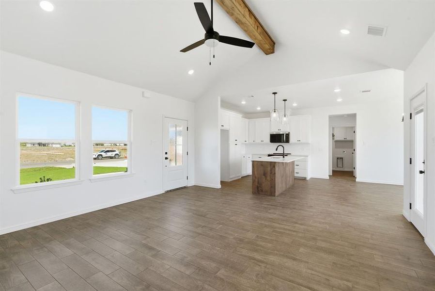 Spacious, unfurnished interior of a new home in , Lipan (Image 18).