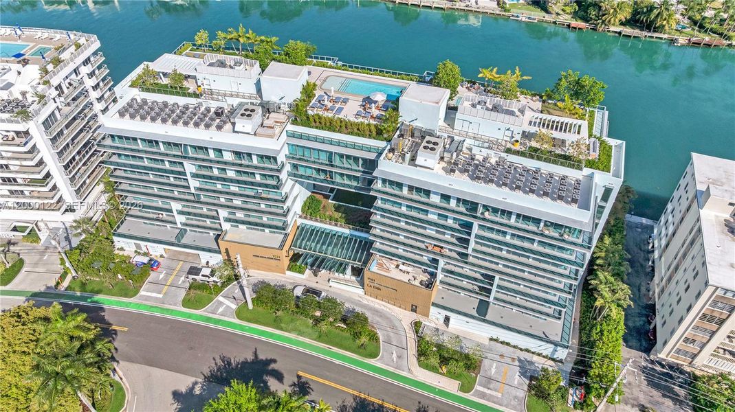 Condo located in Miami Beach, FL showcasing its design and architecture (Image 33).