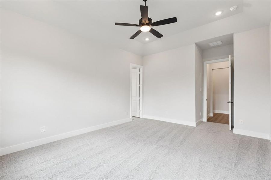 Spacious, unfurnished interior of a new home in Dove Hollow, Waxahachie (Image 20).