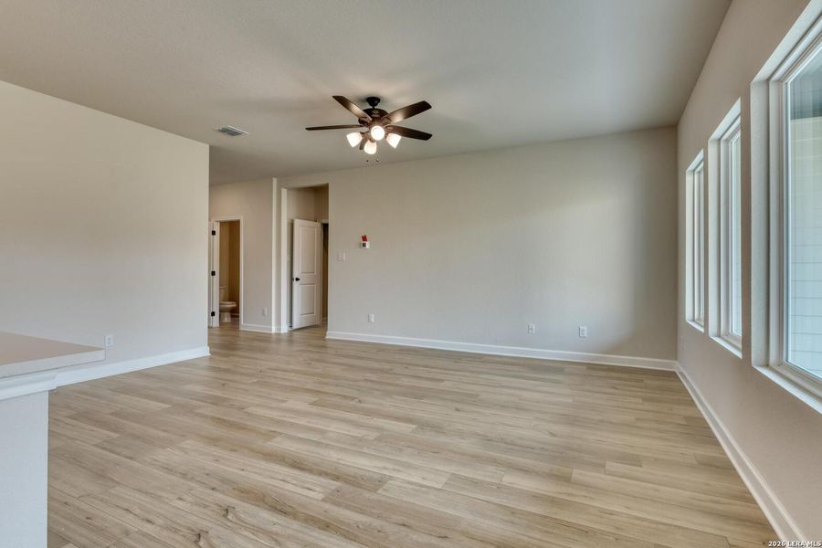 Spacious, unfurnished interior of a new home in Nopal Valley, San Antonio (Image 13).