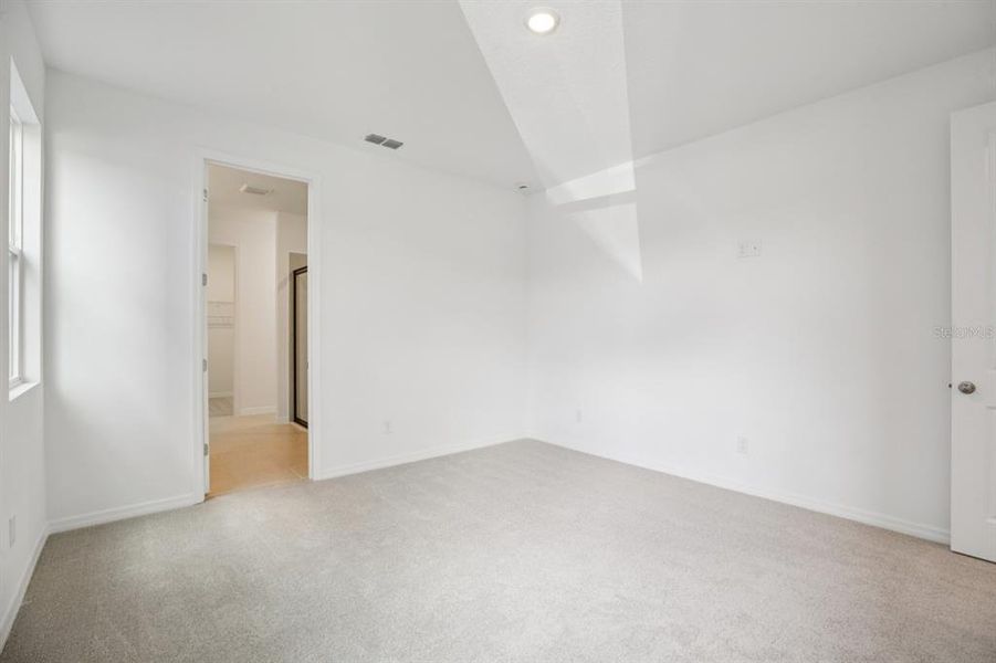 Spacious, unfurnished interior of a new home in , Winter Garden (Image 45).