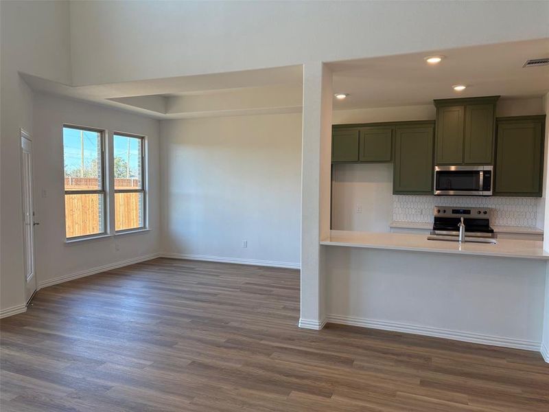 Spacious, unfurnished interior of a new home in Courts Of Bonnie Brae, Denton (Image 13).