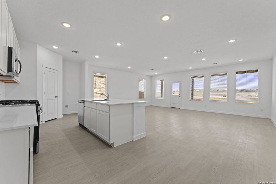 Spacious, unfurnished interior of a new home in Voss Farms, New Braunfels (Image 16).