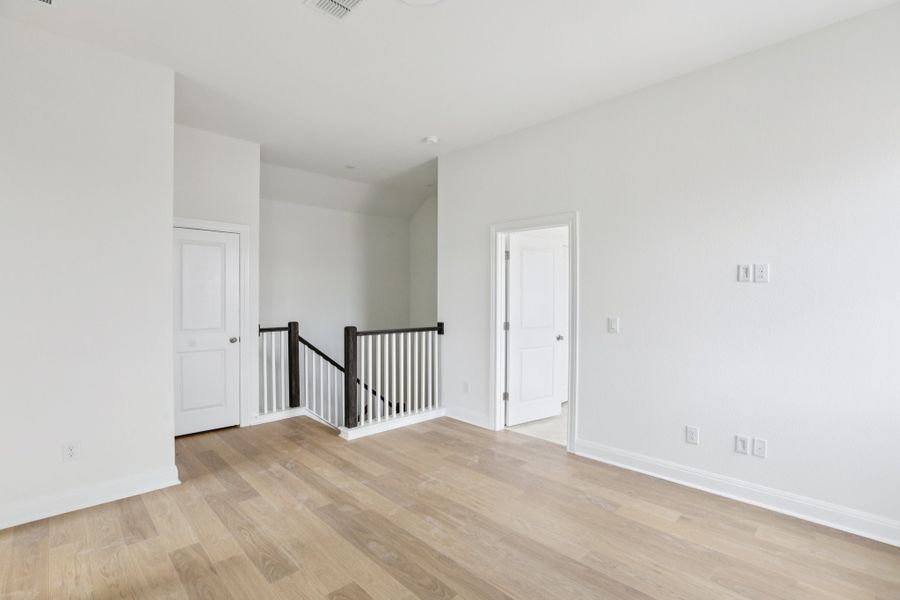 Spacious, unfurnished interior of a new home in Persimmon, Buda (Image 17).