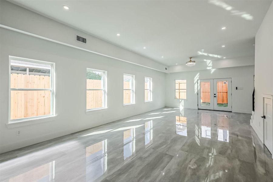 Spacious, unfurnished interior of a new home in , Houston (Image 27).
