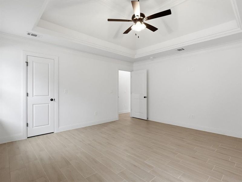 Spacious, unfurnished interior of a new home in , Tolar (Image 27).