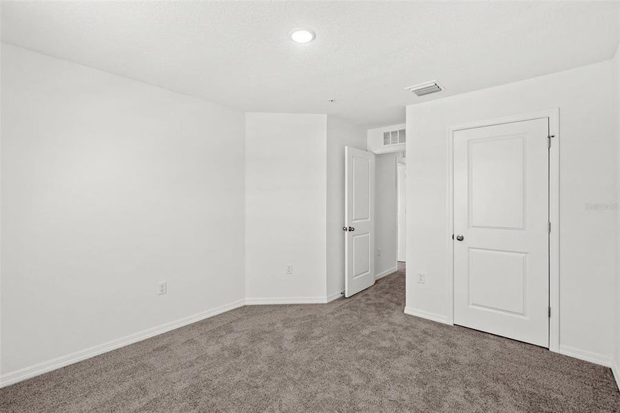 Spacious, unfurnished interior of a new home in Shenandoah Reserve, Orlando (Image 37).