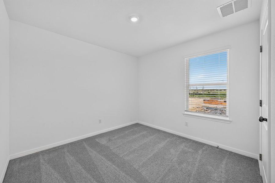Spacious, unfurnished interior of a new home in Sunfield, Buda (Image 30).