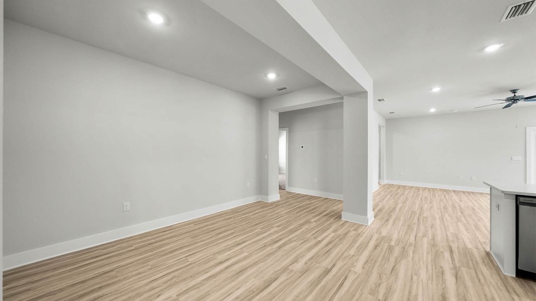 Spacious, unfurnished interior of a new home in Titus Park, Panama City (Image 12).