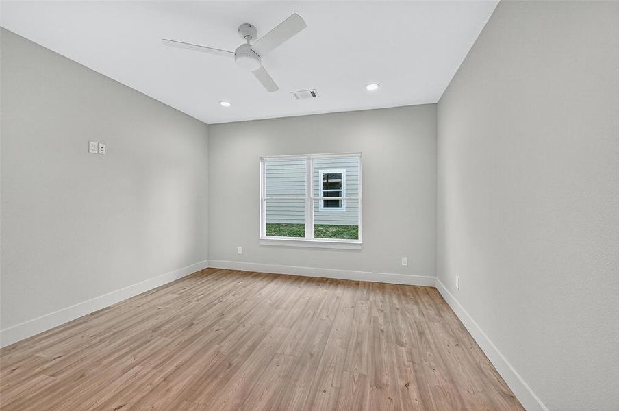 Spacious, unfurnished interior of a new home in , Sherman (Image 23).
