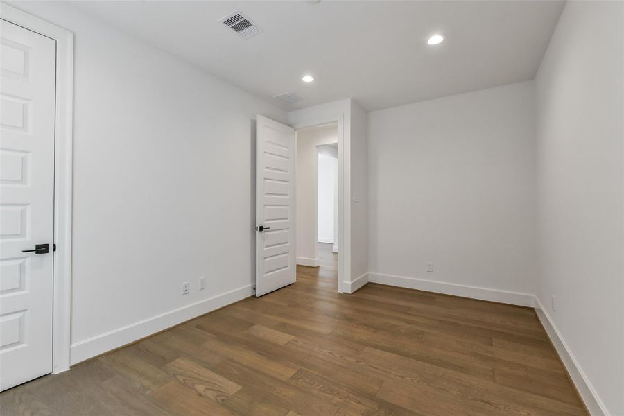 Spacious, unfurnished interior of a new home in Reserve in Memorial, Houston (Image 35).