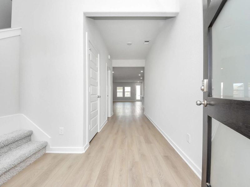 Spacious, unfurnished interior of a new home in Sunterra, Katy (Image 12).
