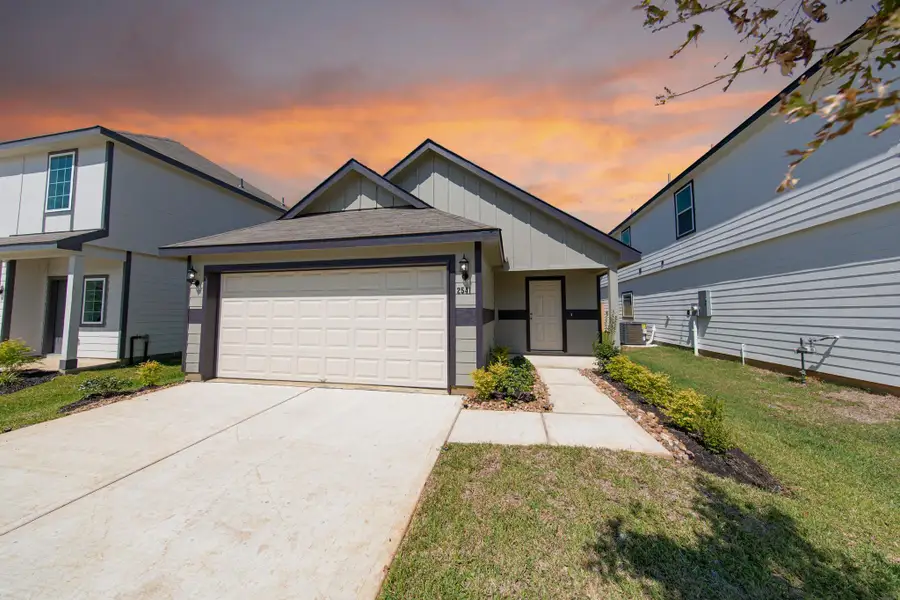 Front exterior of a new home in Cliffstone Hills, Conroe, TX, highlighting curb appeal (Image 1). Front exterior of a new home in Cliffstone Hills, Conroe, TX, highlighting curb appeal (Image 1).