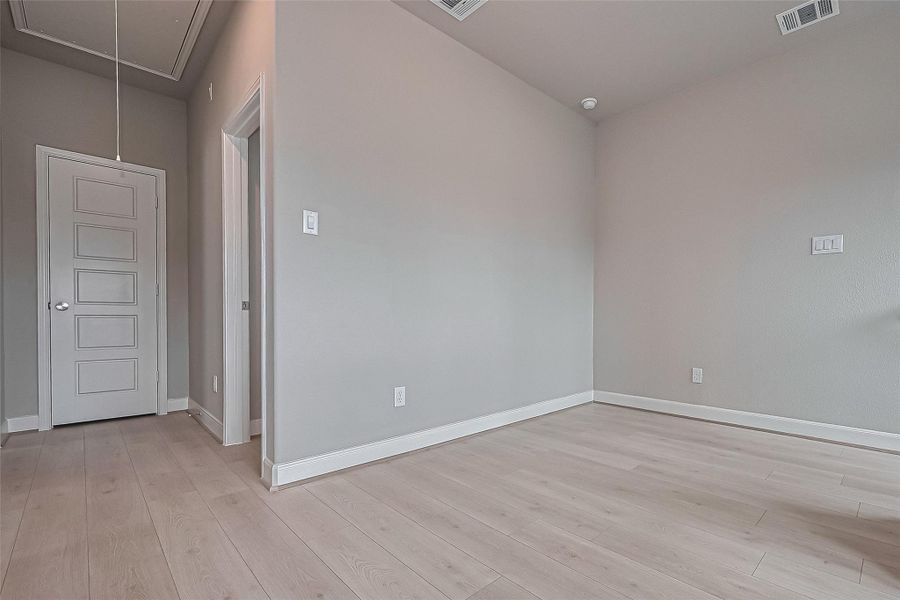 Spacious, unfurnished interior of a new home in Regents Court, Houston (Image 39).