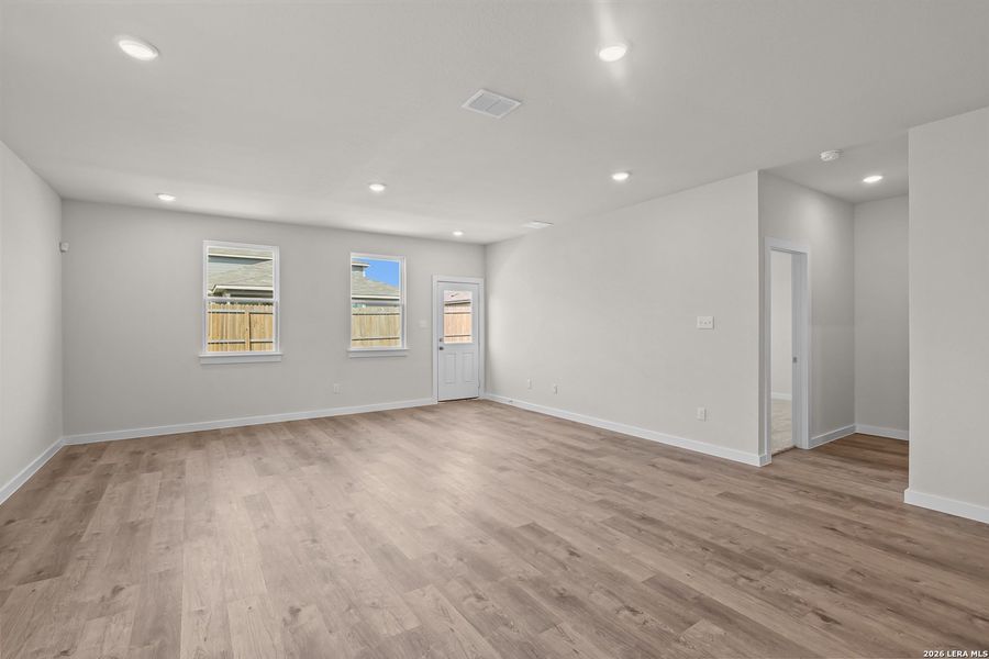 Spacious, unfurnished interior of a new home in Hiddenbrooke, Seguin (Image 25).