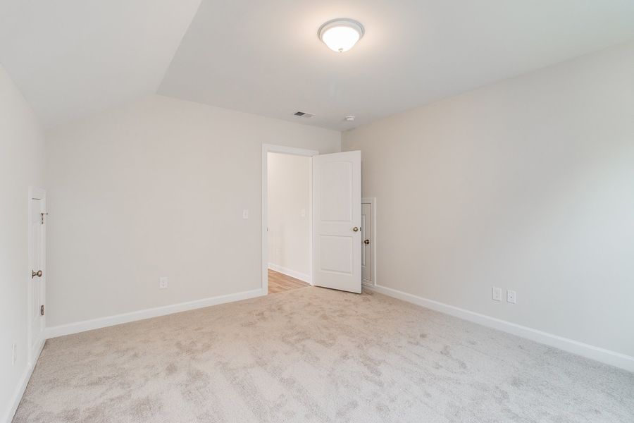 Spacious, unfurnished interior of a new home in Palmetto Shores, Chapin (Image 39).