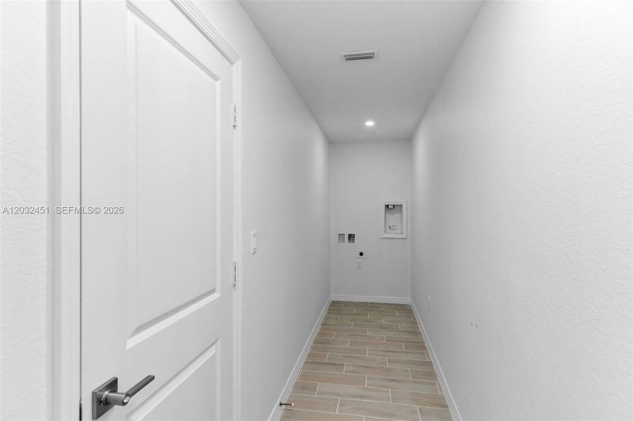Spacious, unfurnished interior of a new home in , Cape Coral (Image 26).