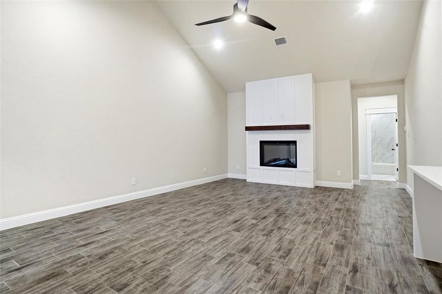 Spacious, unfurnished interior of a new home in , Weatherford (Image 9).