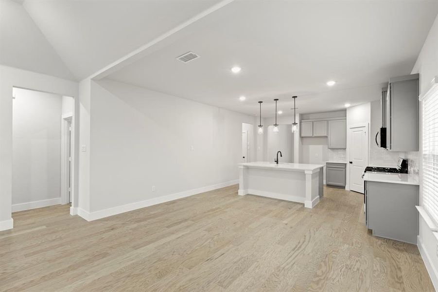 11. 1909 Sapphire - Dining (2)