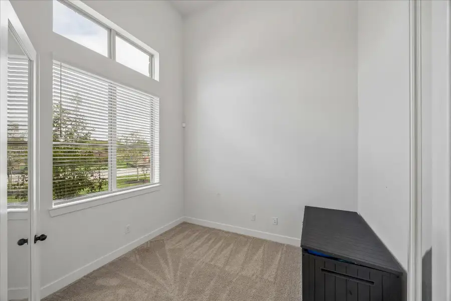 Spacious, unfurnished interior of a new home in Del Bello Lakes – 60', Manvel (Image 19).
