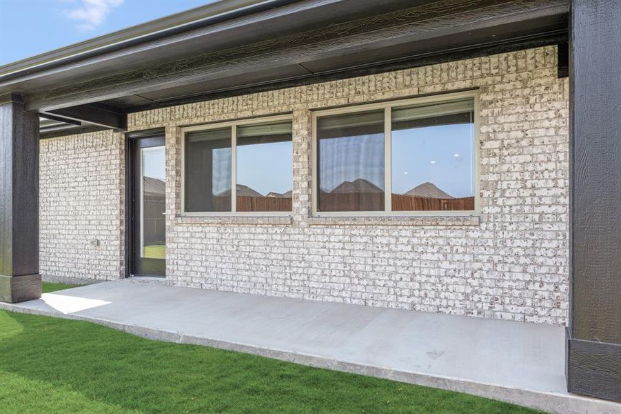 Exterior details and patio area of a home in Eagle Glen Elements, Alvarado (Image 4).