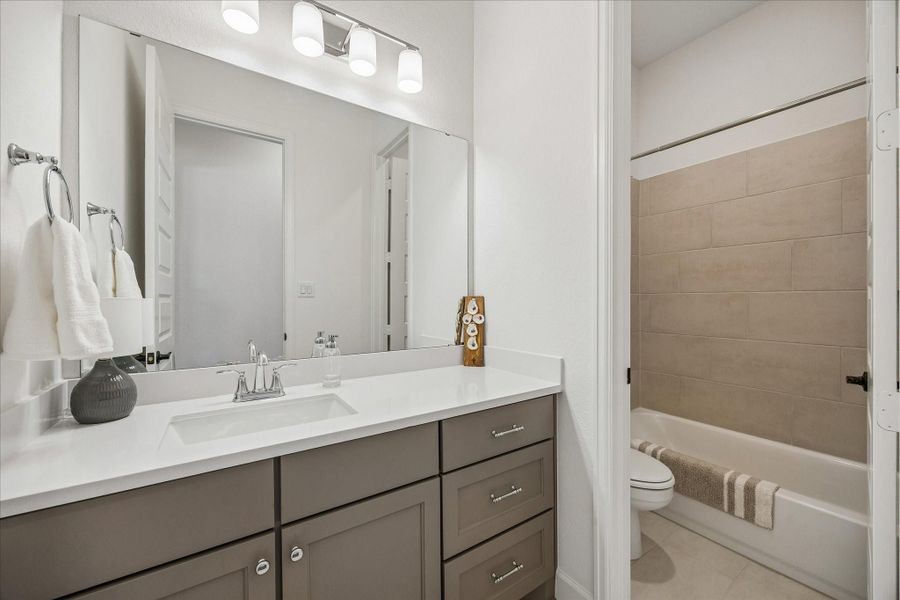 Secondary full bathroom