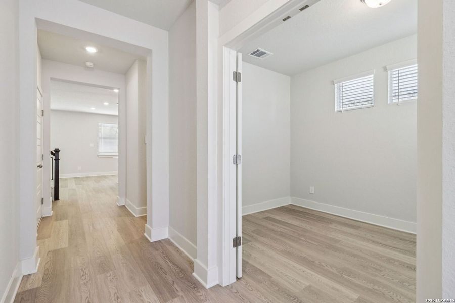 Spacious, unfurnished interior of a new home in Thomas Pond, San Antonio (Image 47).