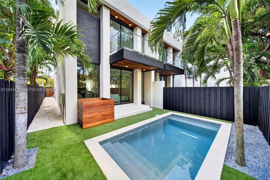 Exterior details and patio area of a home in , Miami (Image 25).