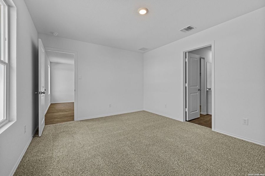 Spacious, unfurnished interior of a new home in Avenida, Converse (Image 20).