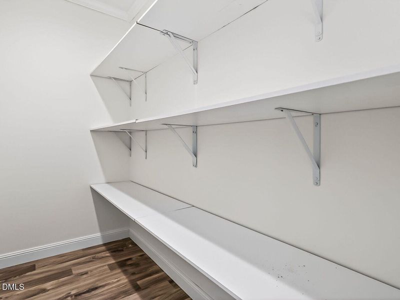 025-1280x960-closet