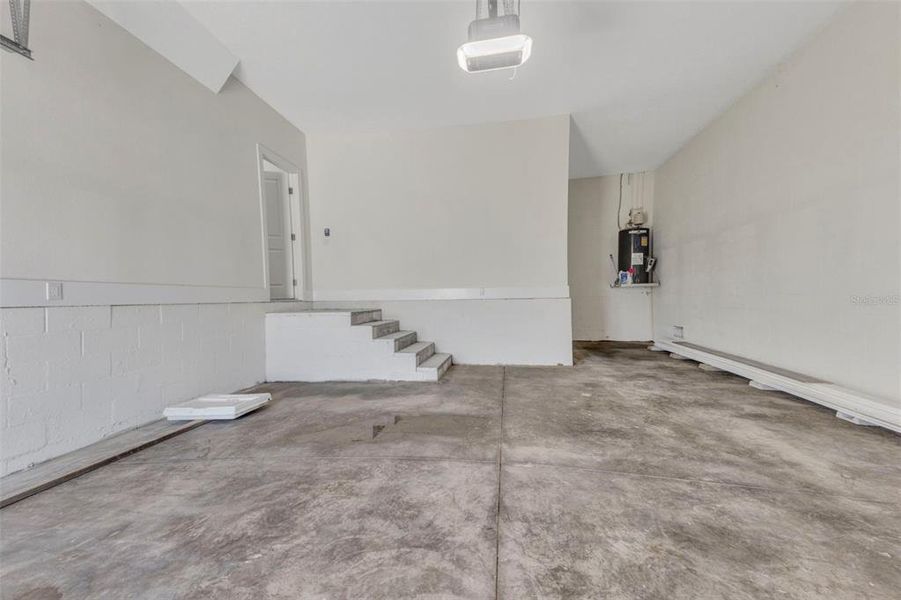 Spacious, unfurnished interior of a new home in , Port Charlotte (Image 14).