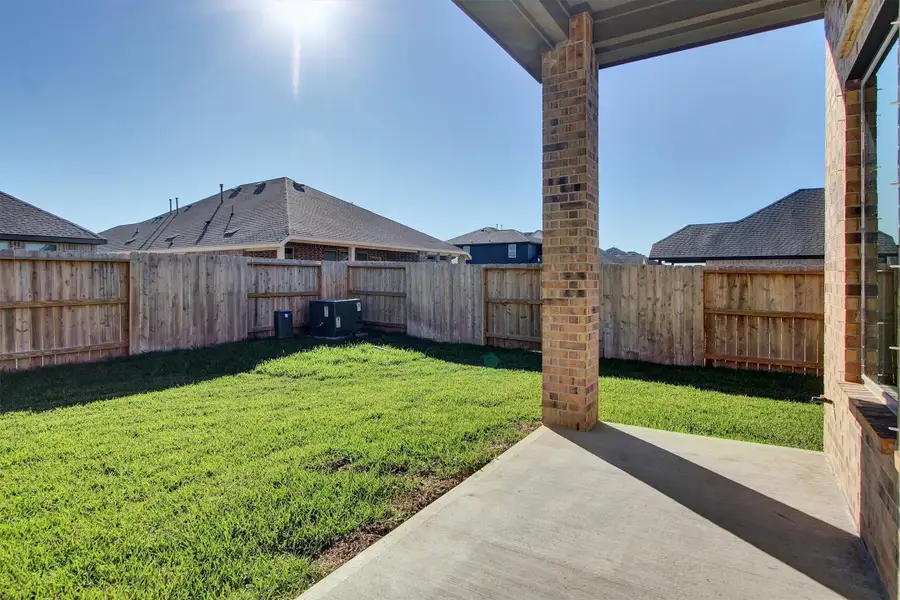 Exterior details and patio area of a home in Canterra Creek  60', Rosharon (Image 3).