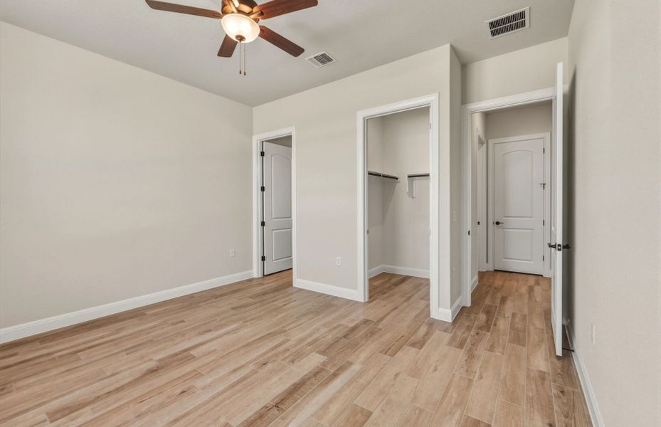 Spacious, unfurnished interior of a new home in Sun City Texas, Georgetown (Image 32).