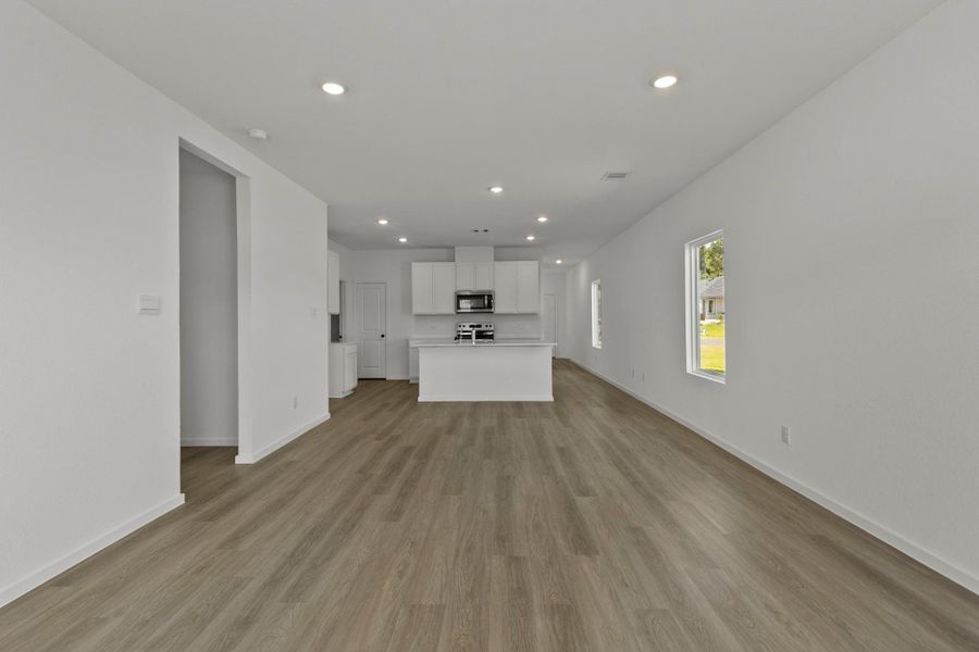 Spacious, unfurnished interior of a new home in Lake Conroe Cove, Willis (Image 18).
