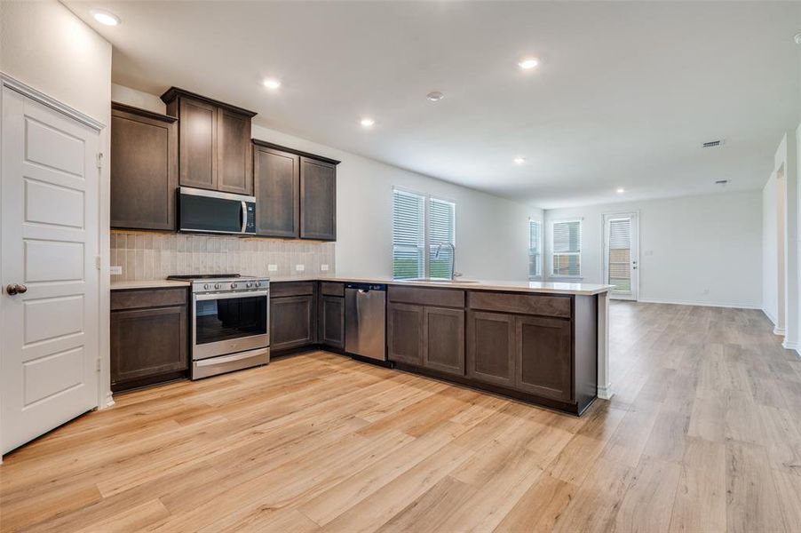 Furnished interior view inside a new home in Cottonwood Creek, Seagoville (Image 8). Furnished interior view inside a new home in Cottonwood Creek, Seagoville (Image 8).
