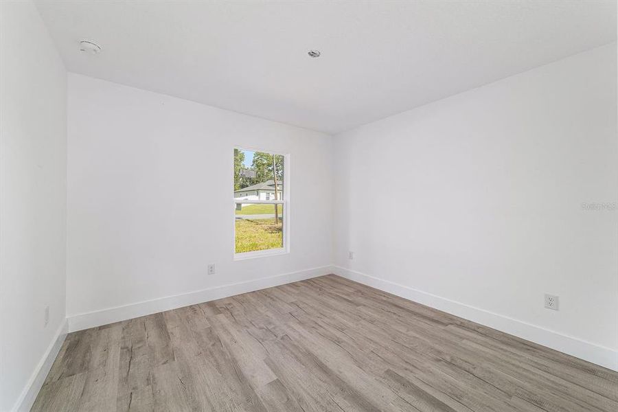 Spacious, unfurnished interior of a new home in , Ocala (Image 4).