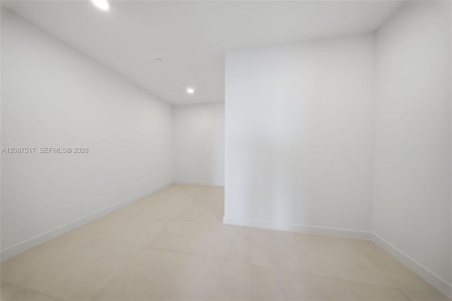 Spacious, unfurnished interior of a new home in , Miami (Image 64).